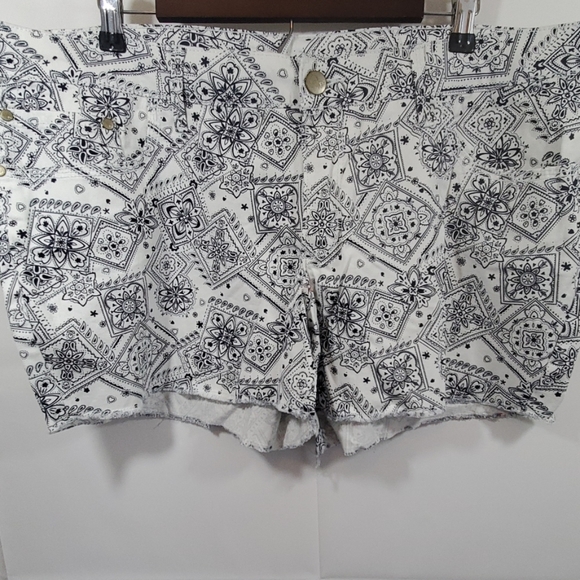 Faded Glory Pants - Paisley shorts